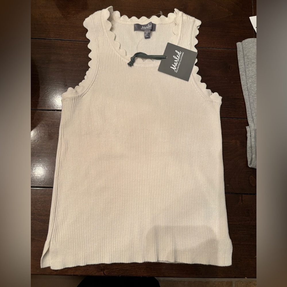 Very lightweight sweater tank with scalp neck, and arms